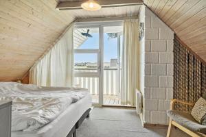 una camera da letto con un letto e una grande finestra di 300-Harboore-Fourmivej-29 a Harboør