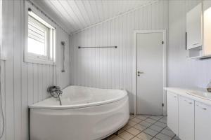 un bagno bianco con vasca e lavandino di G195-Lemvig-Porsevej-95 a Lemvig Altre 29 foto