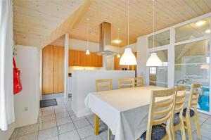 Η κουζίνα ή μικρή κουζίνα στο 303-Harboore-Fourmivej-3