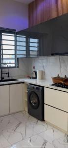 cocina con lavadora en el centro en Luxury 2 bedroom, en Lagos