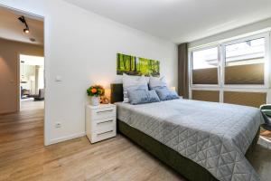 a bedroom with a large bed and a window at Wellenzauber in Kellenhusen