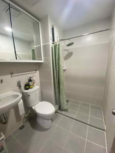 een badkamer met toilet, douche en wastafel bij Isabela 1 Mesavirre Residences in Bacolod