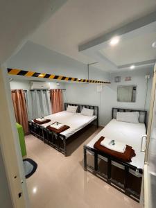 two beds in a room with two beds sidx sidx sidx sidx at MAMA Lodging & Boarding in Madgaon +27 photos