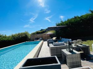 Kolam renang di atau dekat dengan Elegant family villa with pool