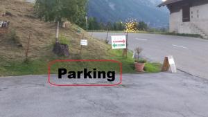 ein Schild mit der Aufschrift „Parken am Straßenrand“ in der Unterkunft Panoramaplatz in Ried-Brig
