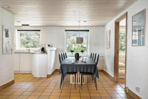 Η κουζίνα ή μικρή κουζίνα στο 363-Harboore-Lille-flyvholmvej-7