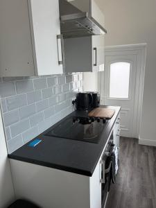 Η κουζίνα ή μικρή κουζίνα στο ResiLets 1st Floor apartment