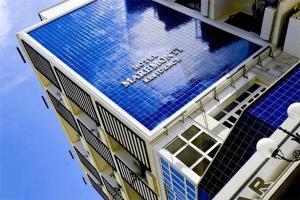 un edificio con pannelli solari blu sopra di esso di Hotel Maremonti a Gabicce Mare