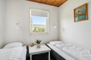 una stanza con due letti e una finestra di G147-Lemvig-Syrenvej-47 a Lemvig