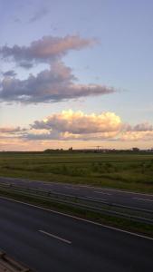 eine Autobahn mit bewölktem Himmel und eine Straße in der Unterkunft sobe Divna in Velika Mlaka