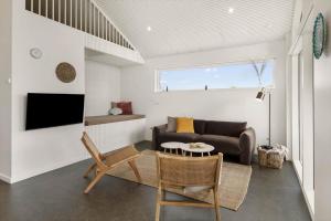 una sala de estar con un sofá y una mesa en 279-Harboore-Neerlandiavej-72, en Harboør