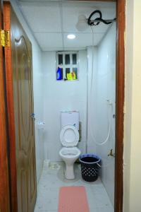 Un pequeño baño con inodoro y ducha. en Jamin Homes AD2, en Ruiru