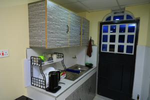 Una encimera de cocina con un fregadero y una ventana. en Jamin Homes AD2, en Ruiru 12 fotos más