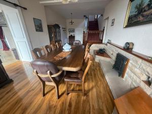 バッキーにあるStrathlene House Retreat - 5 bed deluxe Business or Holiday Accommodationの木製のテーブルと椅子のあるダイニングルーム