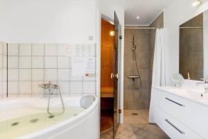 Ένα μπάνιο στο 389-Harboore-Fourmivej-76 +23 φωτογραφίες