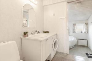 un bagno bianco con lavandino e WC di G143-Lemvig-Syrenvej-43 a Lemvig