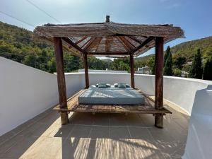 1 cama en la parte superior de un balcón en Villa Ibiza Retreats, en Puig D’en Valls