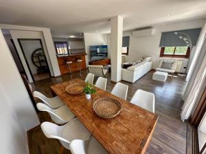 Un comedor y una sala de estar con mesa y sillas. en Villa Ibiza Retreats, en Puig D’en Valls