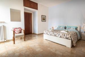 une chambre avec un lit et une chaise dans l'établissement Appartamento Pennazzi, à Santa Maria degli Angeli