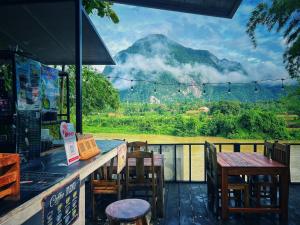 een restaurant met uitzicht op een berg bij Ban Hao Riverstay Muang Fuang in Muang Fuang