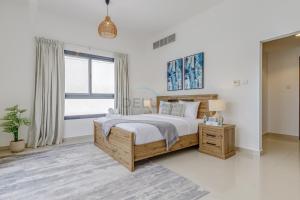 フジャイラにあるCoastal Escape with Private Pool, Breathtaking Sea And Mountain Views, Near Al Aqah Beach - Al Dana Island, Fujairah by Deluxe Holiday Homesの大きなベッドと窓のある寝室 +19枚の写真