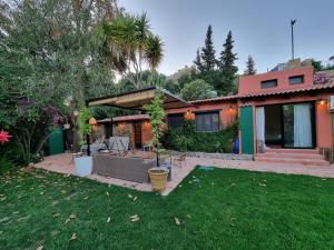 a house with a yard with a yard sidx sidx sidx at Casa rural en el Parque Natural de los Alcornocales in Jimena de la Frontera