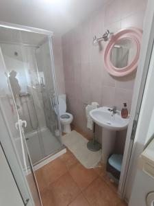 Bilik mandi di Barnhouse Duplex