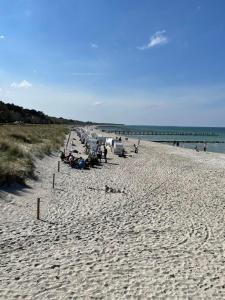 a beach with a bunch of boats and people on it at Weisses Traumschloss An Der Ostsee Zwischen Zingst Und Rügen in Hohendorf