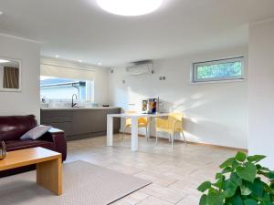 a living room with a table and a kitchen at Iirise villa in Räni