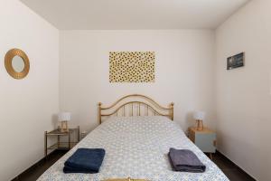 Un dormitorio con una cama con dos toallas azules encima. en Appartement 70m2 à 10 minutes de Lyon adapté PMR, en Saint-Genis-Laval 22 fotos más