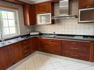 Imagen de la galería de Luxury 6BR Villa Private Pool & Games Room Sleeps 12, en Quarteira