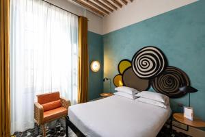 Postel nebo postele na pokoji v ubytování Hôtel Du Cloître