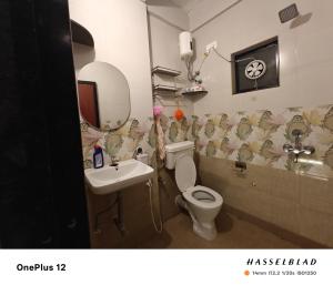une salle de bain avec toilettes et lavabo dans l'établissement Riverfront 2 Bedroom cozy Apartment by Greenspace, à Siolim