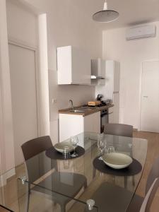 a dining room with a glass table and chairs at Piccola Dimora in Bitetto