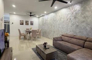 un salon avec un canapé et une table dans l'établissement Manhattan Ipoh Family Suites By Inn Lux, à Ipoh