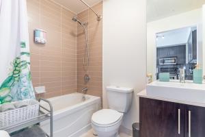 Koupelna v ubytování Classic 1BR & Den Apartment in Downtown Gym Pool + 16 fotografií