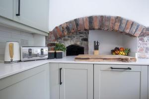 Η κουζίνα ή μικρή κουζίνα στο Charming 3-Bed Cottage by the River Usk