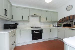 Η κουζίνα ή μικρή κουζίνα στο Charming 3-Bed Cottage by the River Usk