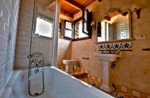 a bathroom with a tub and a sink at La Casona de Con in Mestas de Con