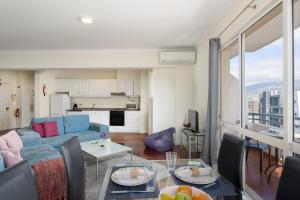 un soggiorno con un divano e un tavolo di Golden Star AV a Funchal