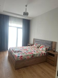 Ένα ή περισσότερα κρεβάτια σε δωμάτιο στο Cozy Apartment near Metro Sarajishvili