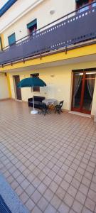 a patio with a table and an umbrella at Casa Niky 