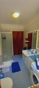 a bathroom with two sinks and a toilet and a mirror at Casa Niky 