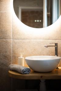 Un baño con un lavabo blanco y un espejo. en Cocon Azur Nice - Studio à 300m des Plages, en Niza