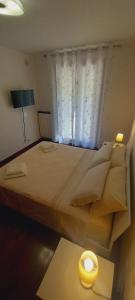 ein Schlafzimmer mit einem großen Bett mit einer Kerze auf dem Tisch in der Unterkunft Casa Niky 