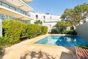 una piscina di fronte a un edificio di Noosa Court Apartment 03 a Noosa Heads