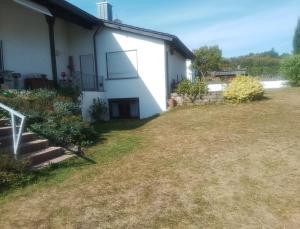 a white house with a yard next to it at Ferienwohnung Brigitte in Volkach