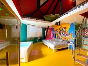 Postel nebo postele na pokoji v ubytování Capsule Family - Sauna - Jacuzzi - Projecteur - Billard - Nintendo Switch 2 - Filet suspendu