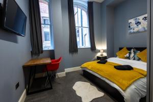 En eller flere senge i et værelse på Modern City Centre Apartment