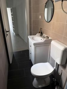 Ένα μπάνιο στο Apartment in Pirovac with balcony, air conditioning, Wi-Fi (4717-1)
